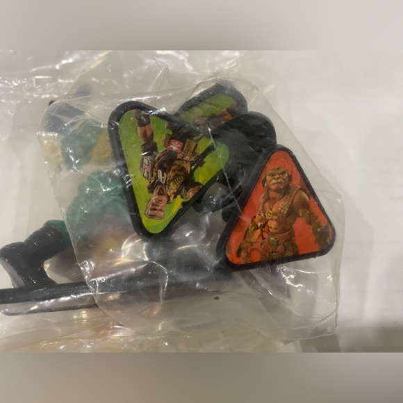 Vintage 1998 Small Soldiers Chip Hazzard & Archer Cake Toppers Figures 4 Rings - Picture 2 of 3